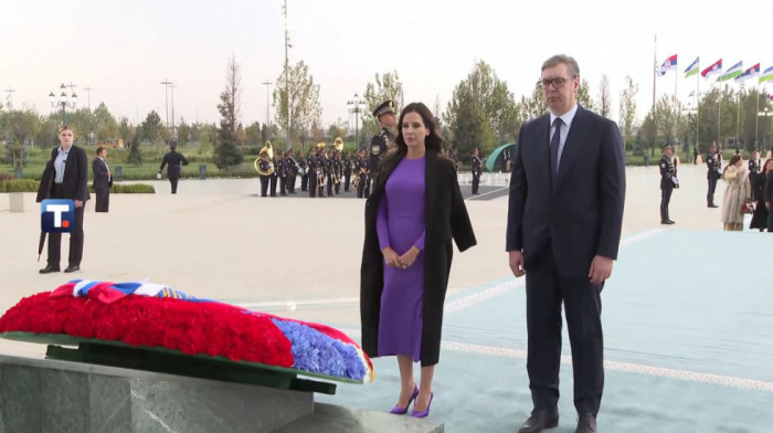 Vučić položio venac na Spomenik nezavisnosti u Taškentu