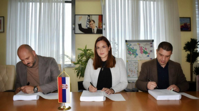 Pavkov potpisala ugovore za nabavku kamiona za regionalne centre za otpad