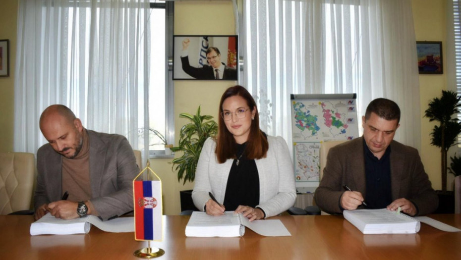 Pavkov potpisala ugovore za nabavku kamiona za regionalne centre za otpad