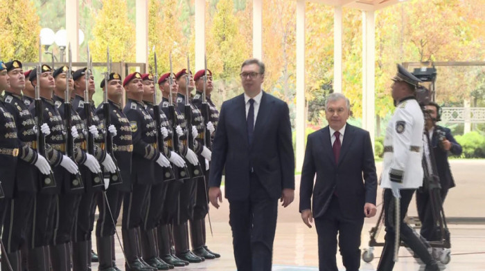 Uz svečani doček i vojne počasti, predsednik Uzbekistana dočekao Vučića