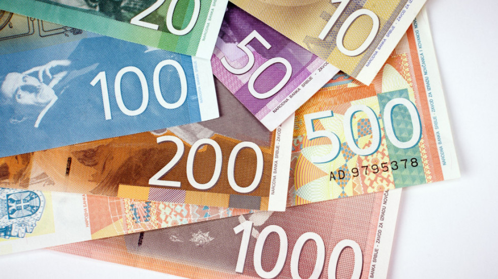 Plate porasle više od inflacije: U januaru dostigle 118.429 dinara