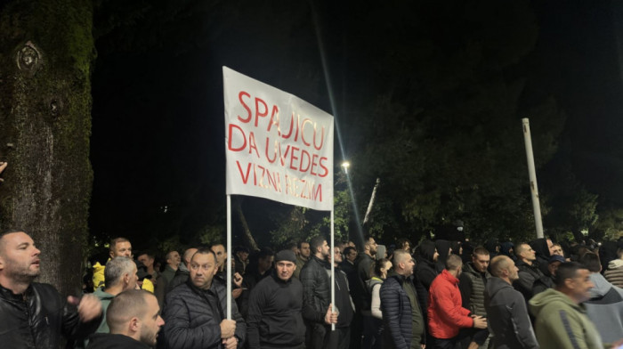 Skup protiv imigracione politike u Podgorici: Okupljeni ispred Vlade Crne Gore pozvali nadležne da reše situaciju