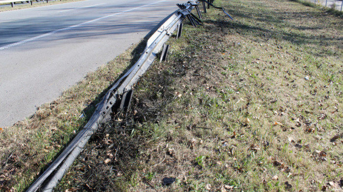 Na mestu teške nesreće na auto-putu Novi Sad polomljena ograda: Saobraćaj teče neometano (VIDEO)