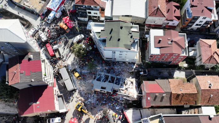 Urušila se sedmospratna zgrada u Turskoj, poginulo dvoje dece (VIDEO)