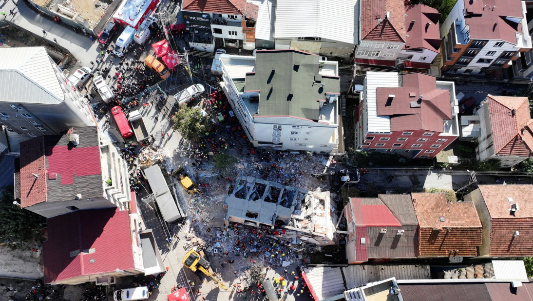 Urušila se sedmospratna zgrada u Turskoj, poginulo dvoje dece (VIDEO)