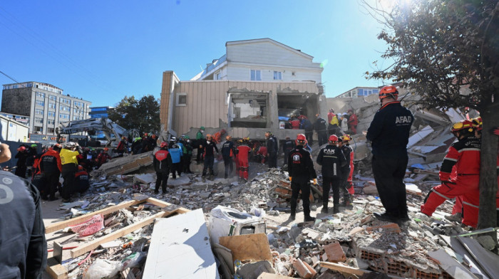 U ruševinama zgrade u Turskoj poginuli roditelji i dvoje dece, jedna ćerka spasena