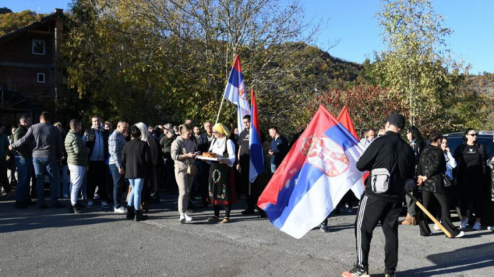 Srbi sa Kosova i Metohije stigli u Biljanovac: Meštani ih dočekali aplauzom, pogačom i solju, vijori se trobojka