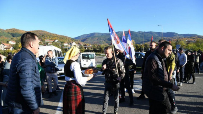 Srbi sa Kosova i Metohije stigli do Kraljeva: Pešače u znak podrške predsedniku Srbije