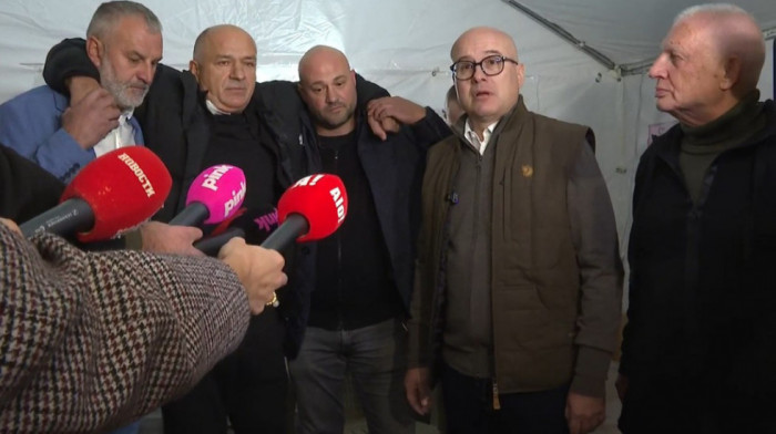 Vučević i građani dočekali Bogdanovića ispred Skupštine Srbije: "Pucanj u Milana je pucanj u sve nas"