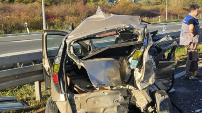 Teška saobraćajna nesreća kod Ostružnice, povređena jedna osoba