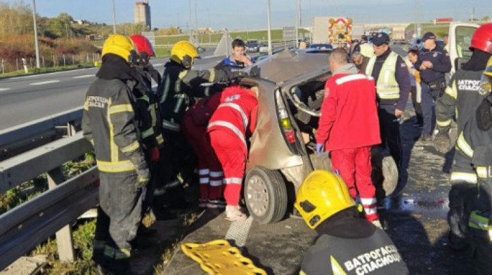 Teška saobraćajna nesreća kod Ostružnice: Povređeno troje, jedna osoba teže