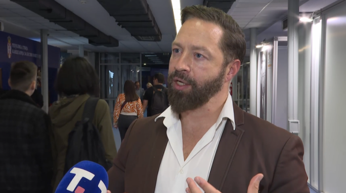 Međunarodno priznati psiholog Ali Fenik na Sajmu knjiga: "Sprečite da mali problemi prerastu u velike"