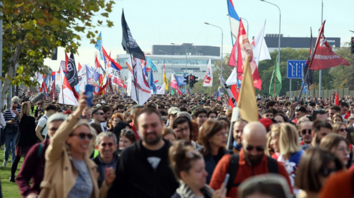 Studenti iz Beograda pešice krenuli u Novi Sad u znak sećanja na žrtve pada nadstrešnice