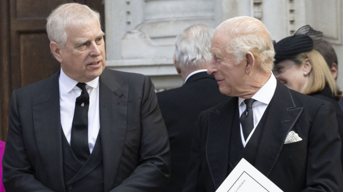 Princ Endru ostaje bez titule: Britanski kralj Čarls III naredio mlađem bratu da se iseli iz Bakingemske palate