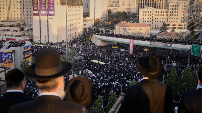 Više hiljada ljudi na antivladinim protestima, zahtevaju povratak poslednjeg taoca
