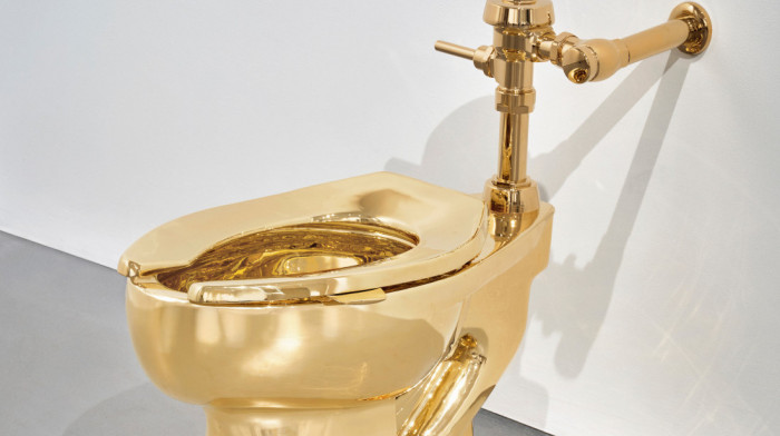 "Amerika" na prodaju: Legendarna zlatna wc šolja na aukciji u Njujorku po početnoj ceni od 10 miliona dolara