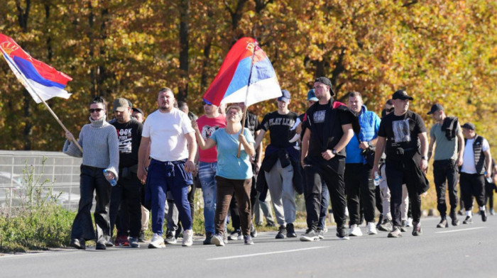 Pešaci s KiM stigli u Mrčajevce, meštani im izneli osveženje
