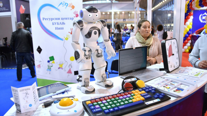 Robot Voli pomaže inkluzivnom obrazovanju: Deca uče kroz interakciju sa humanoidnim pomoćnikom