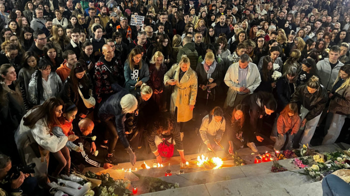 Građani Beograda pale sveće na Trgu republike u znak sećanja na stradale u Novom Sadu