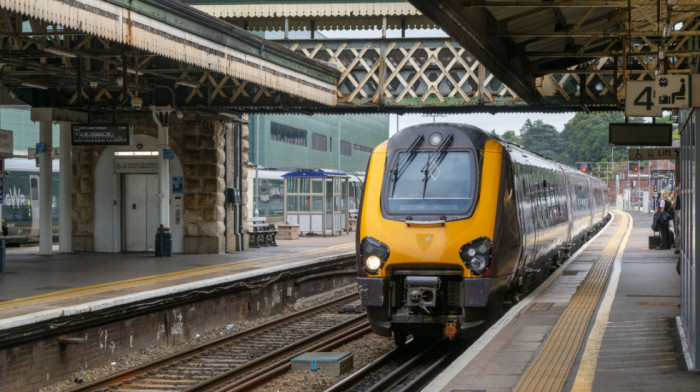 Više ljudi izbodeno nožem u vozu u Britaniji, uhapšene dve osobe