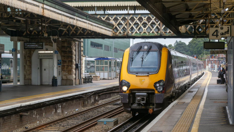 Više ljudi izbodeno nožem u vozu u Britaniji, uhapšene dve osobe