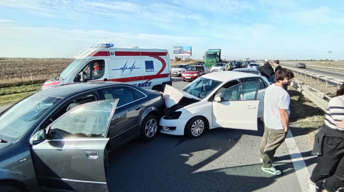 Lančani sudar na auto-putu kod Novog Sada: Policija i Hitna na licu mesta, saobraćaj otežan