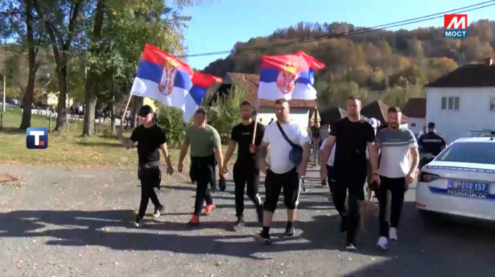 Srbi sa AP KiM koji pešače ka Novom Sadu napreduju ka Ljigu: Želimo da podržimo svoju državu