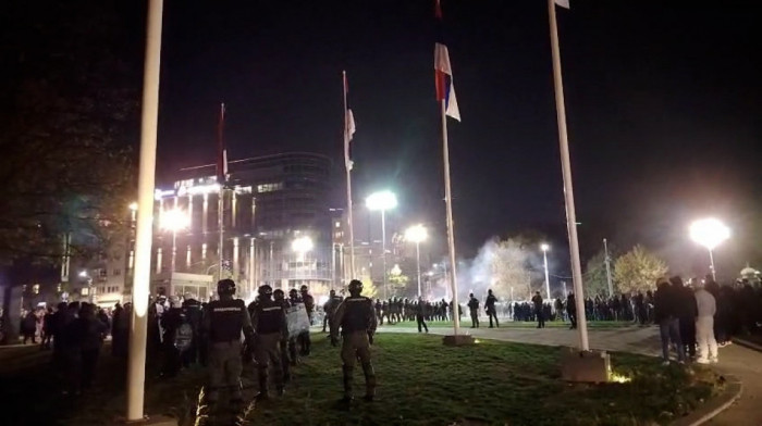 Demonstranti napali šatore ispred Skupštine Srbije: Bacali topovske udare, baklje, kamenice i flaše