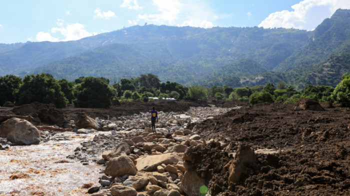 Kina obustavlja akcije spasavanja na granici sa Nepalom zbog rizika od novog klizišta ili poplave
