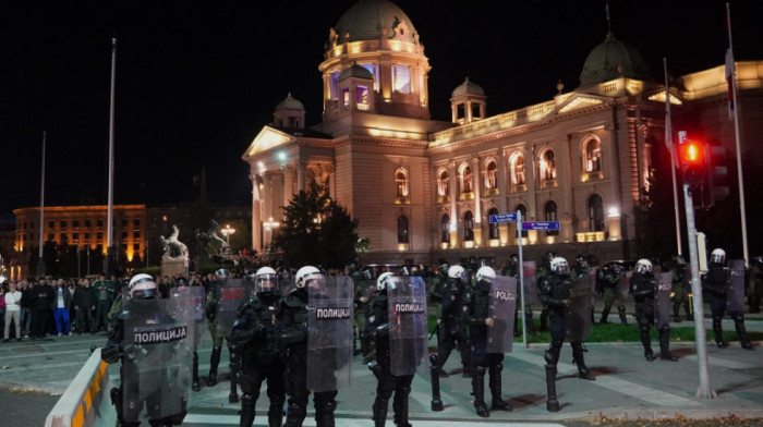 Napeto ispred Skupštine Srbije: Leteli topovski udari i kamenice, reagovala policija, iz šatora puštene patriotske pesme
