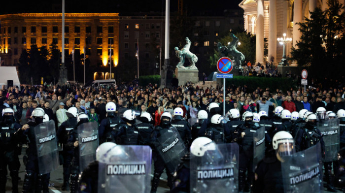 Napeto ispred Skupštine Srbije: Leteli topovski udari i kamenice, reagovala policija, iz šatora puštene patriotske pesme