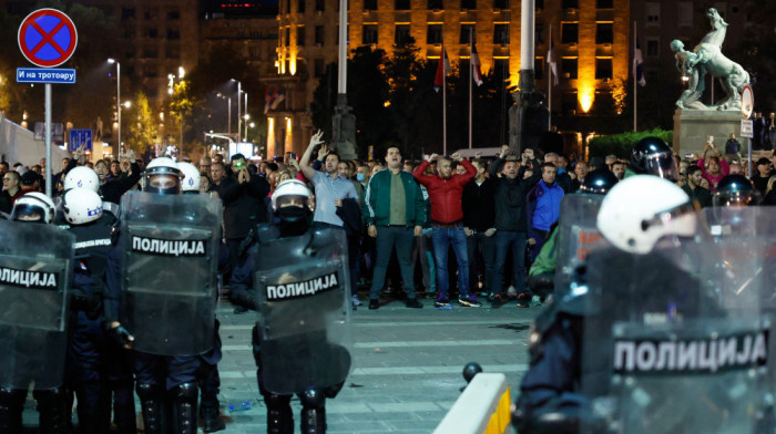 MUP i BIA osudili incidente ispred Skupštine Srbije: Zapaljen šator, policajac povređen tokom intervencije