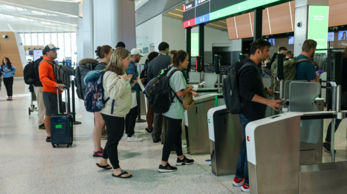 Kašnjenje letova na aerodromima širom SAD nastavljeno zbog manjka kotrolora leta