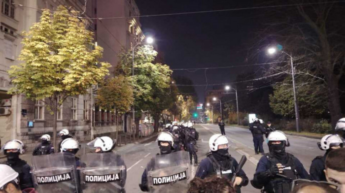 Neredi ispred Skupštine: Poruke mira i političkih tenzija u centru pažnje, dijalog kao jedino rešenje