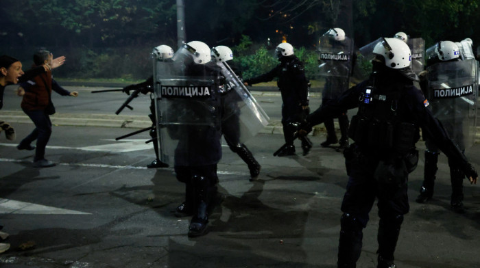 MUP: Policija uhapsila muškarca koji je nepristojnim gestovima remetio javni red tokom protesta u Beogradu