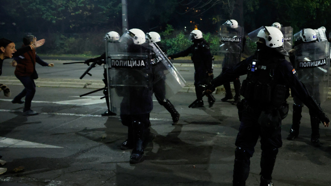 MUP: Policija uhapsila muškarca koji je nepristojnim gestovima remetio javni red tokom protesta u Beogradu