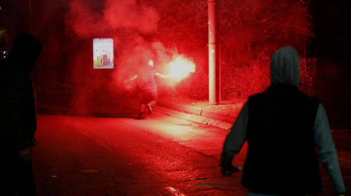 MUP i BIA osudili incidente ispred Skupštine Srbije: Zapaljen šator, policajac povređen tokom intervencije