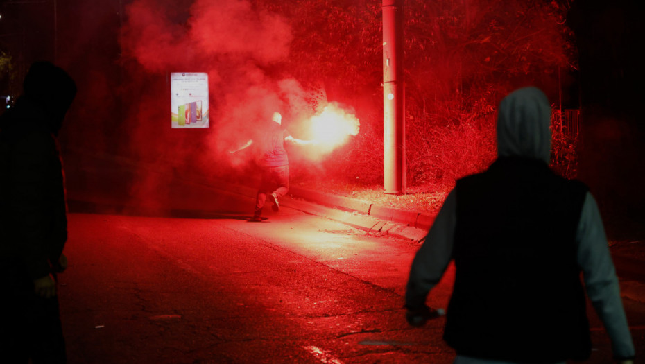 MUP i BIA osudili incidente ispred Skupštine Srbije: Zapaljen šator, policajac povređen tokom intervencije