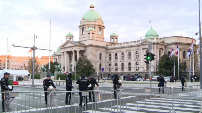 Kakva je situacija ispred Skupštine Srbije: Deo građana uz Dijanu Hrku, raspoređen manji broj pripadnika policija