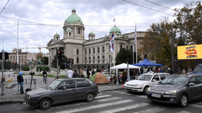 Kakva je situacija ispred srpskog parlamenta: Kod Skupštine Srbije i dalje dve grupe građana (VIDEO)