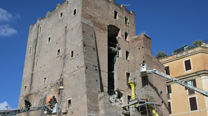 Urušila se kula u blizini Koloseuma u Rimu, povređeni radnici, jedan zarobljen pod ruševinama