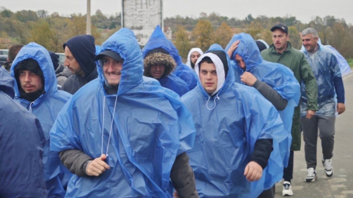 Srbi sa AP KiM koji pešače ka Novom Sadu stigli u Lazarevac, dočekao ih Petar Petković