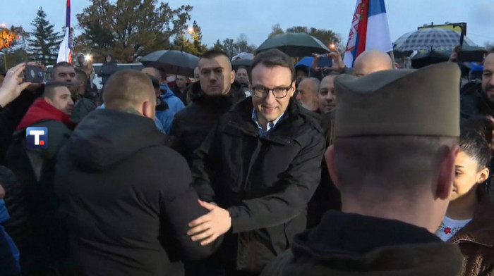 Srbi sa AP KiM koji pešače ka Novom Sadu stigli u Lazarevac, dočekao ih Petar Petković