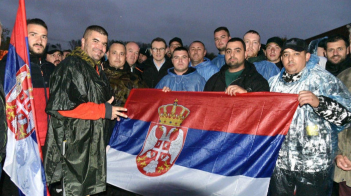 Srbi sa AP KiM koji pešače ka Novom Sadu stigli u Lazarevac, dočekao ih Petar Petković