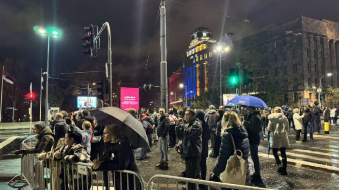 Kordon policije i metalna ograda razdvaja dve grupe: Ispred Skupštine Srbije večeras relativno mirno, ali napeto