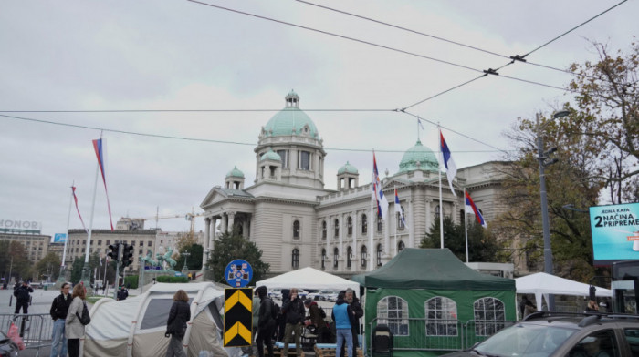 Noć bez incidenata ispred Skupštine Srbije: Dve grupe građana i dalje ispred, razdvaja ih policija i metalna ograda