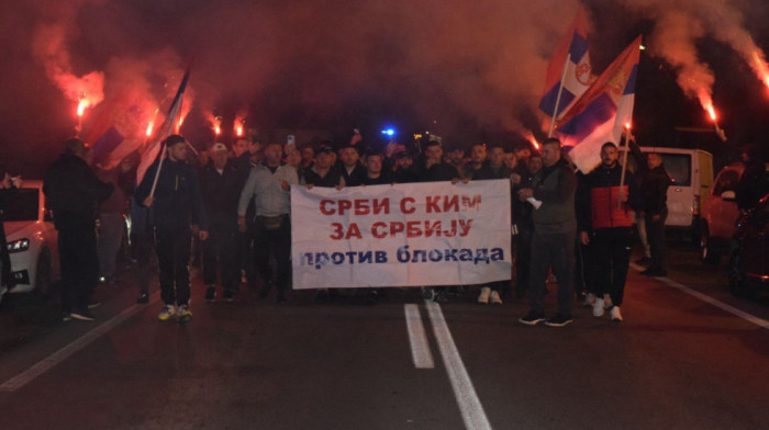 Više hiljada ljudi u Meljaku dočekalo Srbe koji peša sa KiM ka Novom Sadu