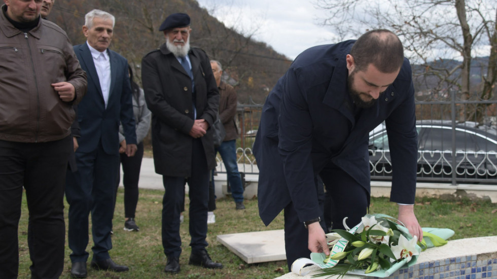 Zukorlić položio ljiljane na spomen-obeležje u Sjeverinu