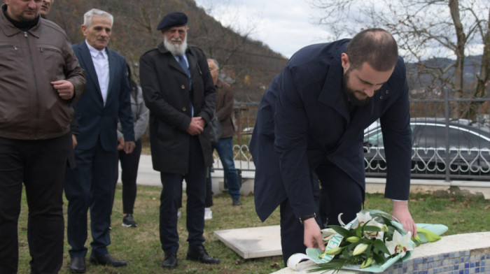 Zukorlić položio ljiljane na spomen-obeležje u Sjeverinu