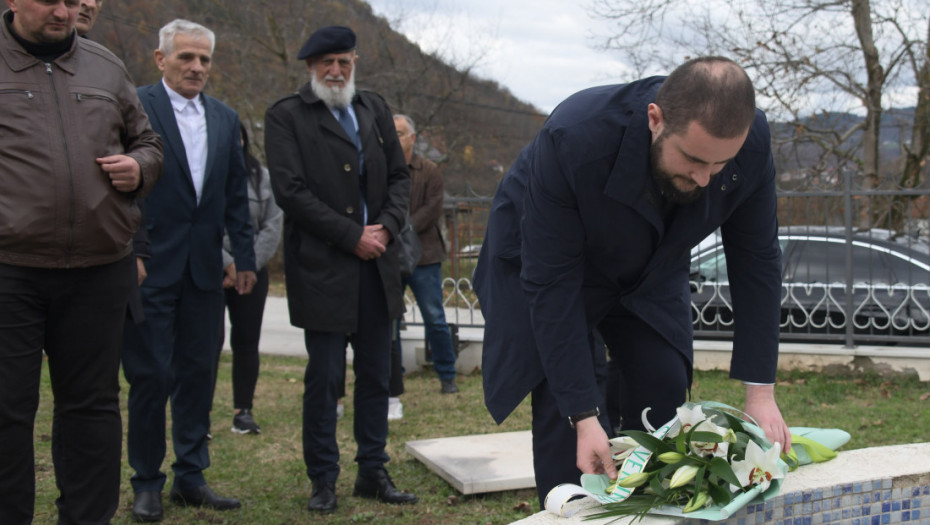 Zukorlić položio ljiljane na spomen-obeležje u Sjeverinu